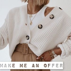 I ACCEPT ALL *REASONABLE* OFFERS! ✌🏻💙